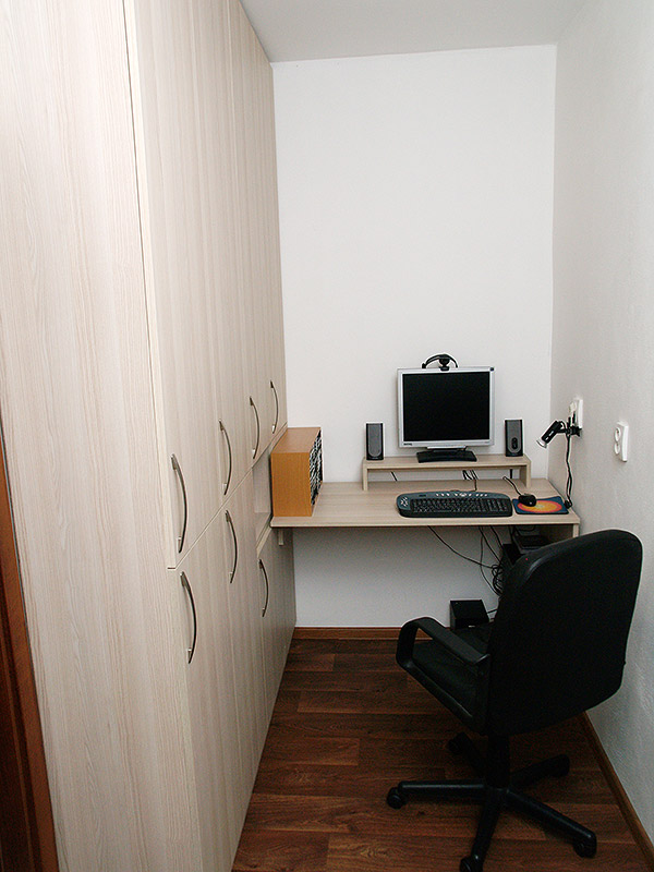 Kombinace PC stolku a skříně v chodbě, dekor Jasan