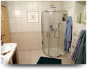 sprchová vanička v rovině s podlahou a velká sprchová hlavice